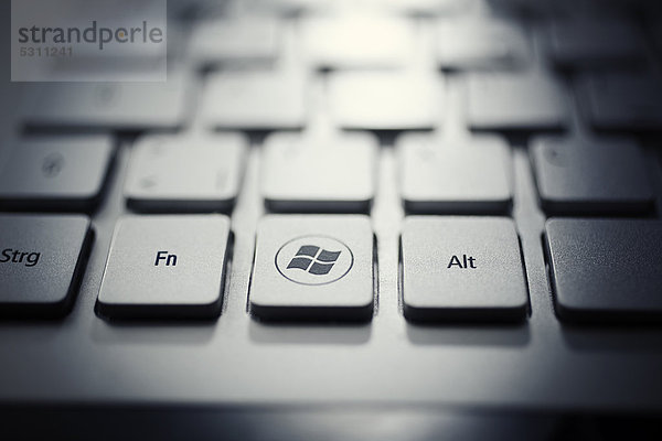 Laptop-Tastatur  Windows-Logo fokussiert wurde
