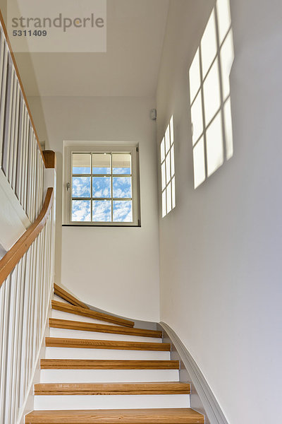 Treppenaufgang mit Fenstern