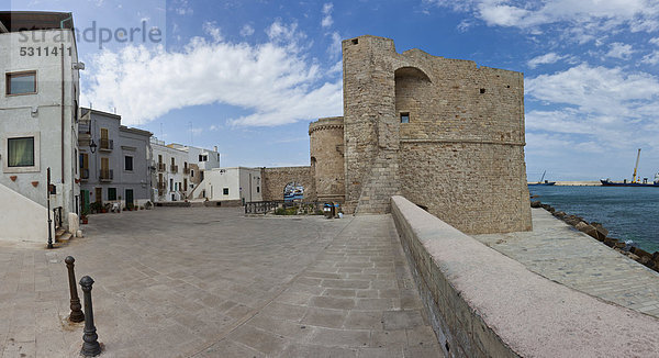 Lungomare Santa Maria  hinten das Castello Monopoli  Monopoli  Apulien  Süditalien  Italien  Europa