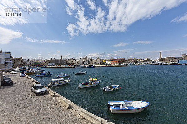 Boote im Hafen  Blick auf die Ortschaft Monopoli  Apulien  Süditalien  Italien  Europa