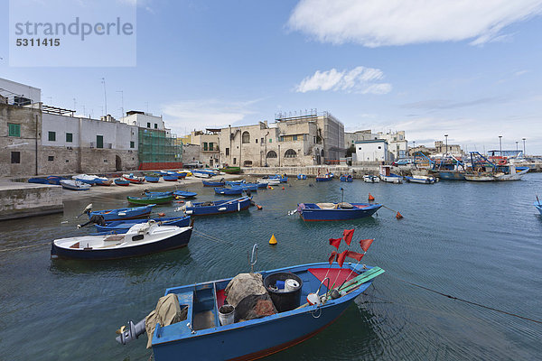 Boote im Hafen  Blick auf die Ortschaft Monopoli  Apulien  Süditalien  Italien  Europa