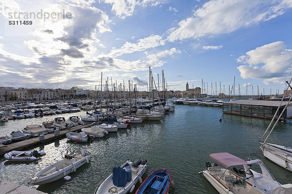 Blick auf den Hafen von Trani  Apulien  Süditalien  Italien  Europa