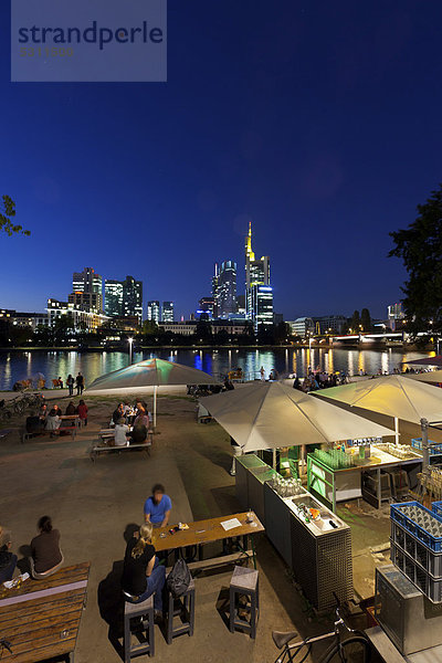 Europa Nacht Fluss Garten Frankfurt am Main Bier Deutschland