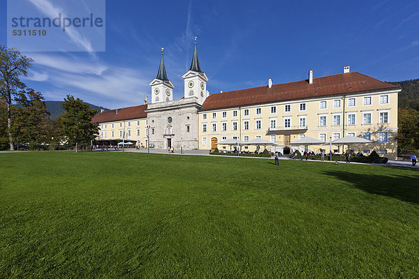 Braustüberl und Schloss  ehemalige Benediktinerabtei  Tegernsee  Oberbayern  Bayern  Deutschland  Europa  ÖffentlicherGrund