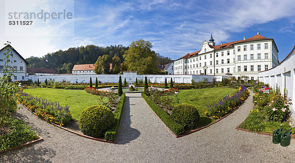 Prälatengarten im Kloster Schäftlarn  Oberbayern  Bayern  Deutschland  Europa