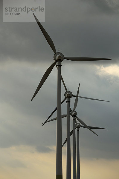 Windturbine Windrad Windräder Europa 4 Himmel Deutschland grau Mecklenburg-Vorpommern