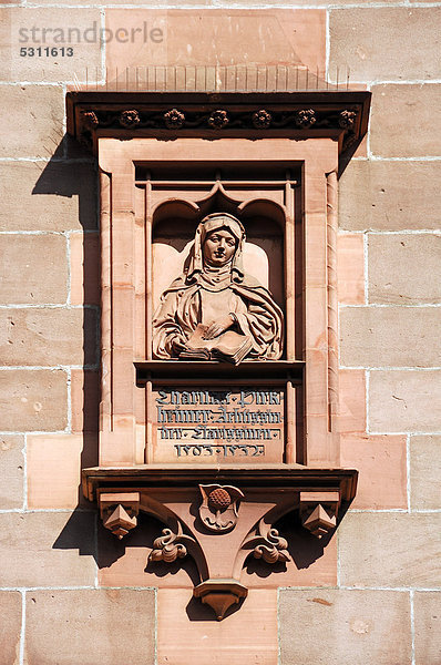 Relief der Äbtissin Caritas Pirckheimer  1503-1532  an einem Bürgerhaus  Luitpoldstraße  Nürnberg  Mittelfranken  Deutschland  Europa
