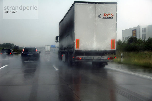 Lastwagen auf der Autbahn A9 bei starkem Regen  Bayreuth  Bayern  Deutschland  Europa