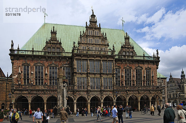 Altes Rathaus  als gotischer Saalgeschossbau 1405 - 1410 erbaut  davor der Roland  Marktplatz  Bremen  Deutschland  Europa