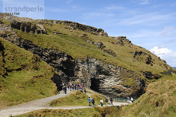 Klippen bei Tintagel  links das Tintagel Castle  eine frühchristliche keltische Klosteranlage des 5. - 8. Jhd.  Tintagel  Cornwall  England  Großbritannien  Europa