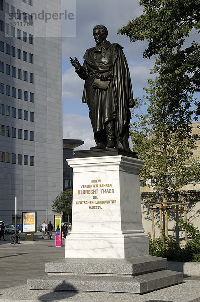 Denkmal Albrecht Thaer  Begründer der Agrarwissenschaft  City-Hochhaus  Leipzig  Sachsen  Deutschland  Europa  ÖffentlicherGrund