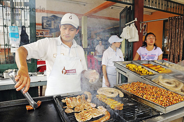 Spezialität Grillwürste Longanizas werden von Personal zubereitet  Restaurant im Dorf Sutamarchan  Boyaca  Kolumbien  Südamerika