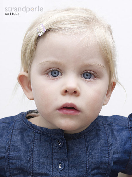 2-jähriges Mädchen  Portrait  Deutschland