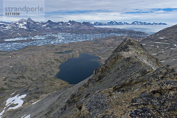 Blick Richtung Tasiilaq  vom Hausberg von Tasiilaq oder Ammassalik  Ostgrönland  Grönland