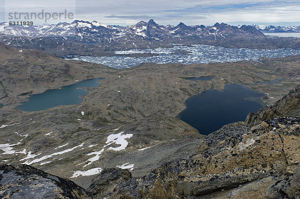 Blick Richtung Tasiilaq  vom Hausberg von Tasiilaq oder Ammassalik  Ostgrönland  Grönland