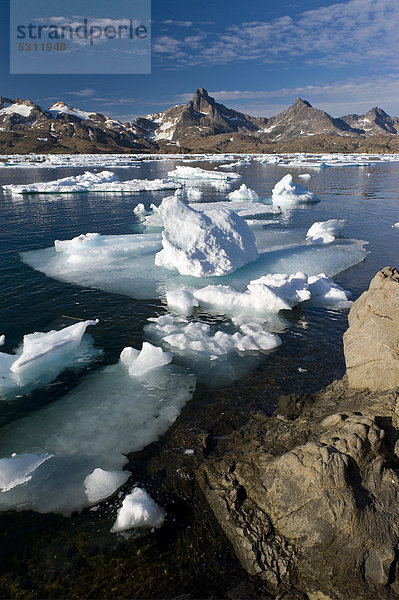 Eisschollen und Berge  Tasiilaq oder Ammassalik  Ostgrönland  Grönland