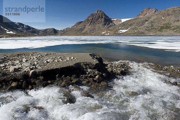 Bachlauf  Landschaft bei Tasiilaq oder Ammassalik  Ostgrönland  Grönland
