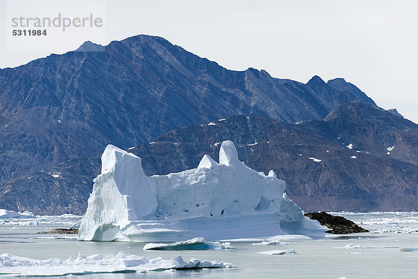 Eisberg vor der Halbinsel Ammassalik  Sermilik-Fjords  Ostgrönland  Grönland