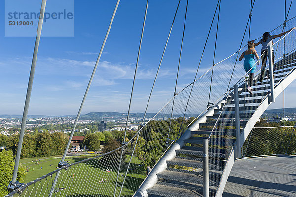 Kinder auf Treppenaufgang  Killesbergturm  Höhenpark Killesberg  Stuttgart  Baden-Württemberg  Deutschland  Europa