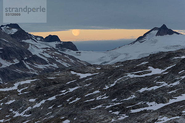 Mondaufgang  am Mittivakkat-Gletscher  Halbinsel Ammassalik  Ostgrönland  Grönland