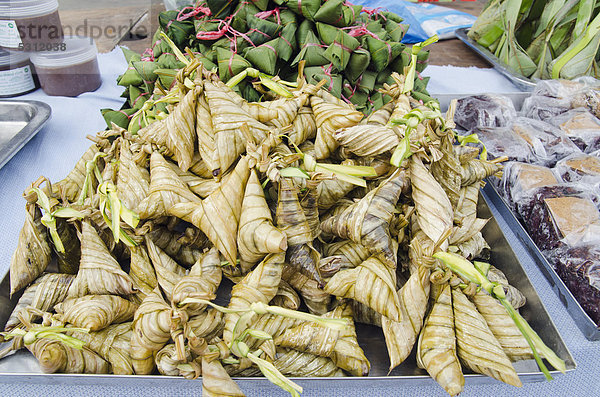 Bananenblatt Lebensmittel Nacht Stadt Verpackung Südostasien Asien Krabi Markt thailändisch Thailand umwickelt