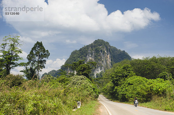 Karstberge bei Ao Luk  Straße nach Phang Nga  Thailand  Südostasien