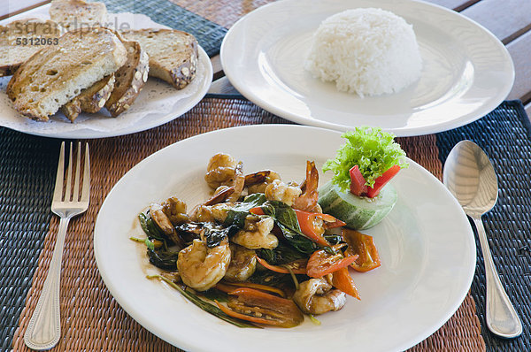 Gebratene Shrimps mit Basilikum und Reis  thailändisches Essen  Insel Ko Mook  Ko Muk  Trang  Thailand  Südostasien  Asien