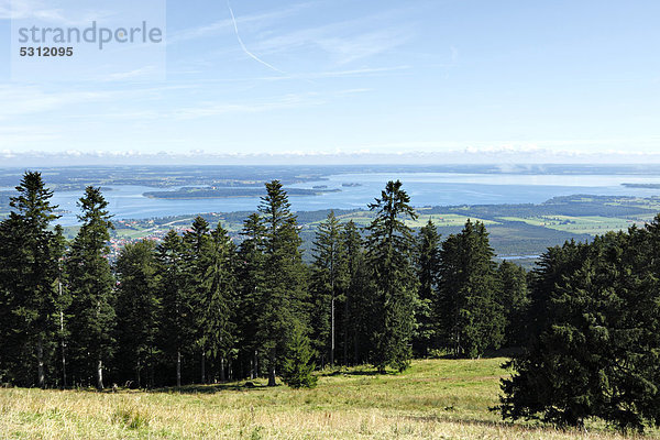 Blick auf den Chiemsee  Adersberg  Chiemgau  Oberbayern  Deutschland  Europa