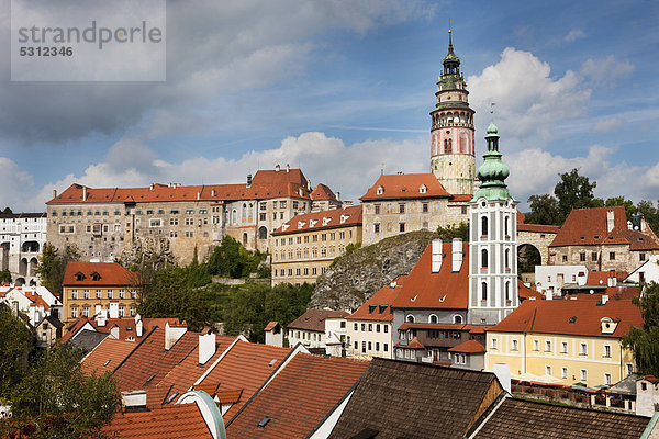 Blick auf die historische Altstadt von Krumau mit Schloss Schwarzenberg und Kirche St. Jodokus  UNESCO-Welterbe  Cesky Krumlov oder Böhmisch Krumau  Tschechien  Europa