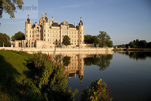 Das Schweriner Schloss spiegelt sich im See  Landeshauptstadt Schwerin  Mecklenburg-Vorpommern  Deutschland  Europa