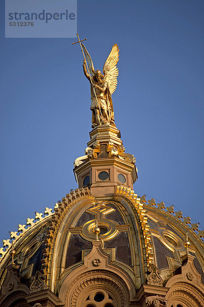 Michael der Drachentöter  goldene Statue auf der Kuppel des Schweriner Schloss  Landeshauptstadt Schwerin  Mecklenburg-Vorpommern  Deutschland  Europa