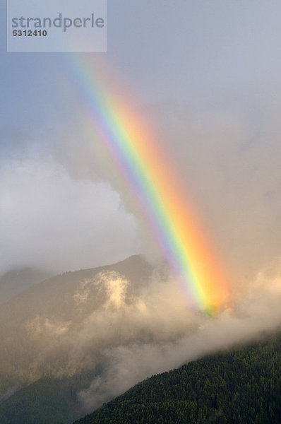 Regenbogen über den Bergen von Raschötz  Villnößtal  Südtirol  Italien  Europa