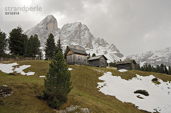 Almhütten am Würzjoch oder Passo delle Erbe  dahinter Peitlerkofel  Dolomiten  Südtirol  Italien  Europa