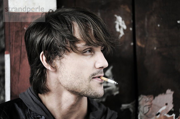 Junger Mann mit Zigarette  Portrait