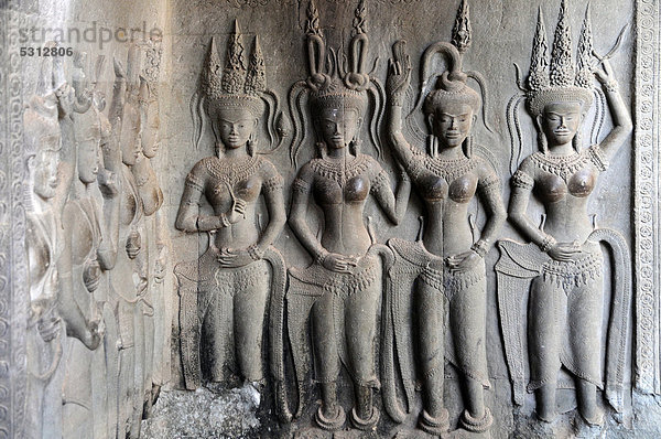 Steinrelief der göttlichen Tänzerinnen  Apsaras in Angkor Wat Tempelanlage  Siem Reap  Kambodscha  Asien