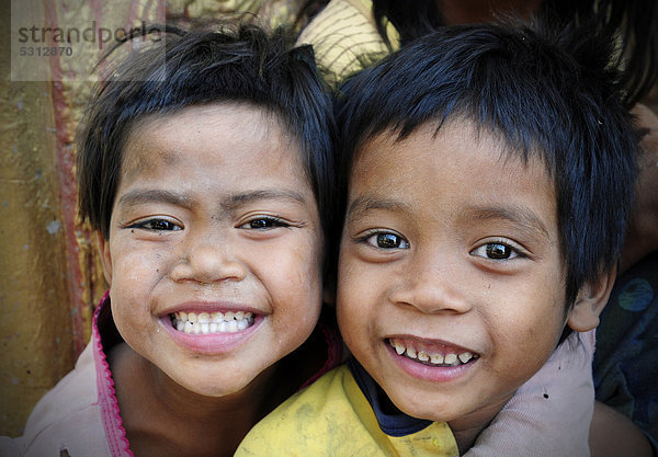 Zwei lächelnde Kinder in Kambodscha  Südostasien  Asien