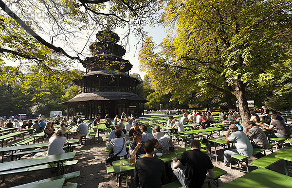 Menschen sitzen im Biergarten am Chinesischen Turm im Englischen Garten  München  Bayern  Deutschland  Europa