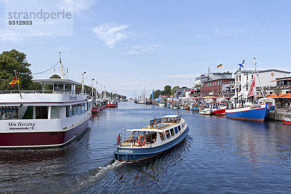 Schiffe und Boote im Hafen  Warnemünde  Mecklenburg-Vorpommern  Deutschland  Europa