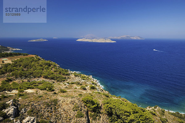 Sicht von der Westküste der Insel Rhodos auf die Inseln Makry  Strongili  und Alimia  Rhodos  Griechenland  Europa