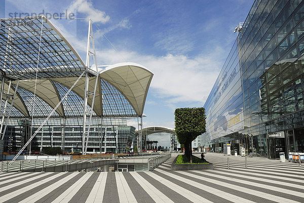 Moderne Bürogebäude  transparente Überdachung am Terminal 2  Flughafen München  Bayern  Deutschland  Europa