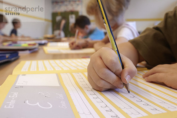 Schülerinnen und Schüler der zweiten Klasse der Grundschule Niederwerth lernen Schreibschrift  Niederwerth  Rheinland-Pfalz  Deutschland  Europa