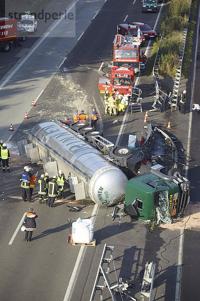 Umgestürzter Gefahrguttransporter  Autobahn A3 bei Dierdorf  Rheinland-Pfalz  Deutschland  Europa