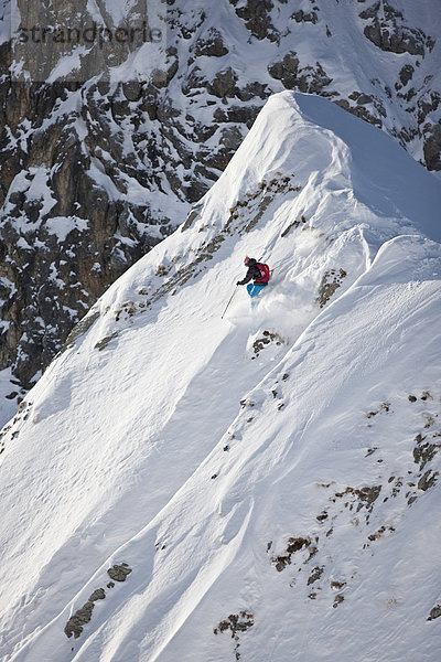 Freerider im tiefverschneiten Gelände  Arlberg  Nordtirol  Österreich  Europa