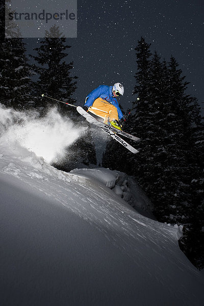 Freerider springt im tiefverschneiten Gelände  Nordtirol  Österreich  Europa
