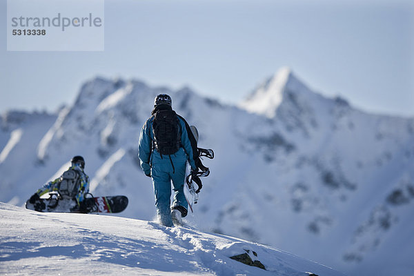 Freerider zu Fuß auf dem Weg zur Abfahrt im tiefverschneiten Gelände  Alpach  Nordtirol  Österreich  Europa