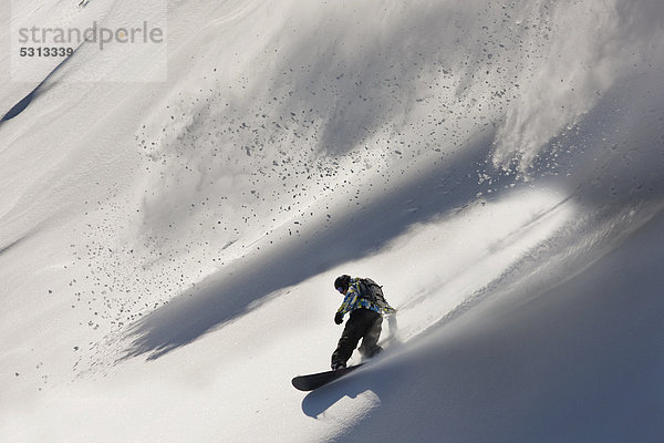 Freerider mit Snowboard im tiefverschneiten Gelände  Nordtirol  Österreich  Europa
