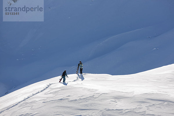 Freerider zu Fuß auf dem Weg zur Abfahrt im tiefverschneiten Gelände  Nordtirol  Österreich  Europa