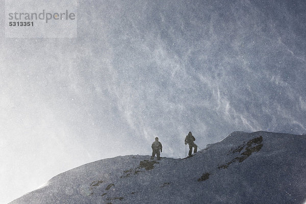 Freerider im tiefverschneiten Gelände bei Schneesturm  Stubaitaler Gletscher  Nordtirol  Österreich  Europa
