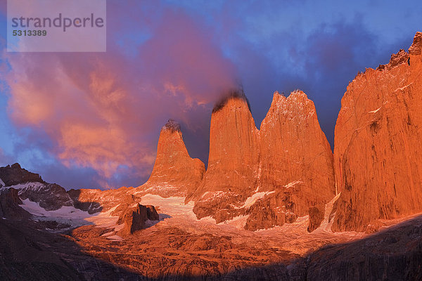 Morgendämmerung  Torres del Paine Nationalpark  Patagonien  Chile  Südamerika