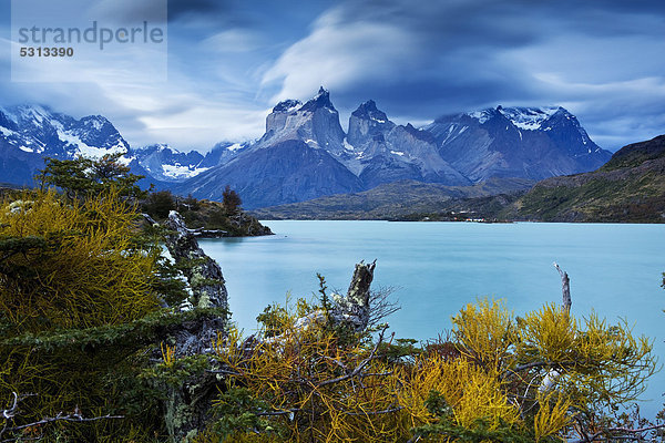 Lago Pehoe mit den Cuernos del Paine  Torres del Paine Nationalpark  Patagonien  Chile  Südamerika